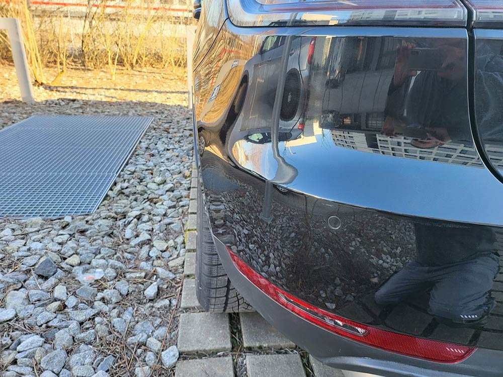 Eingedellte Heckschuerze vom Porsche Cayenne Turbo repariert smart repair