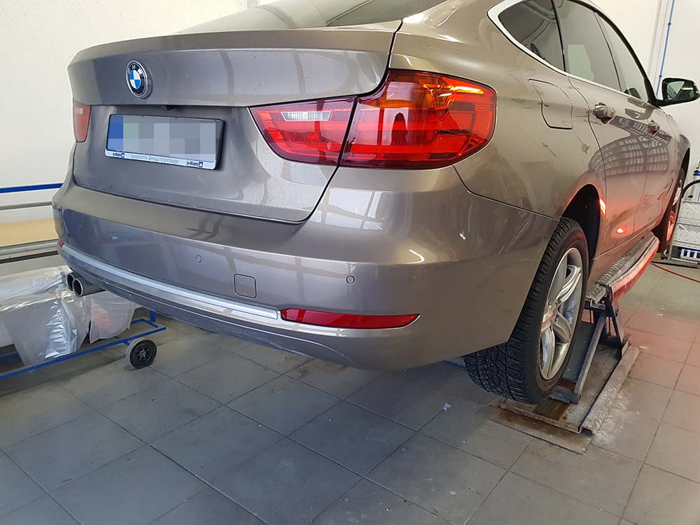 Eingeknickte Stoßstange am BMW mit Smart Repair repariert vorher
