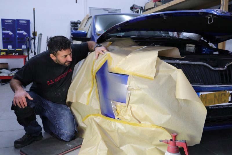 Smart Repair München - Georg bei der Arbeit - lackiert ein Fahrzeug am Heck